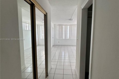 Copropriété à louer à Miami, Floride: 1 chambre, 83.43 m2 № 2435426 - photo 5