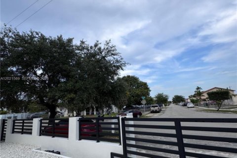 House in Hialeah, Florida 3 bedrooms, 130.99 sq.m. № 2086519 - photo 4