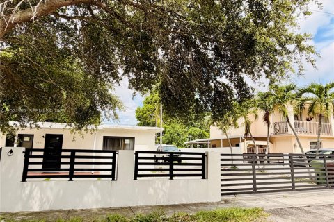 House in Hialeah, Florida 3 bedrooms, 130.99 sq.m. № 2086519 - photo 3