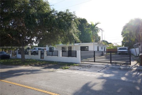 House in Hialeah, Florida 3 bedrooms, 130.99 sq.m. № 2086519 - photo 6