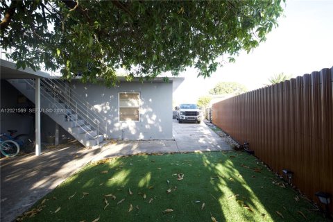 House in Hialeah, Florida 3 bedrooms, 130.99 sq.m. № 2086519 - photo 20