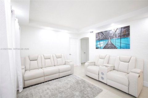 House in Hialeah, Florida 3 bedrooms, 130.99 sq.m. № 2086519 - photo 8