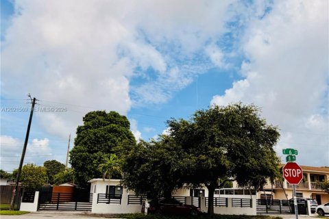 House in Hialeah, Florida 3 bedrooms, 130.99 sq.m. № 2086519 - photo 21