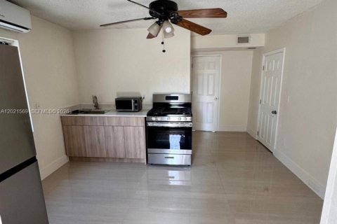 House in Hialeah, Florida 3 bedrooms, 130.99 sq.m. № 2086519 - photo 17