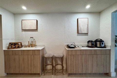 House in Hialeah, Florida 3 bedrooms, 130.99 sq.m. № 2086519 - photo 10