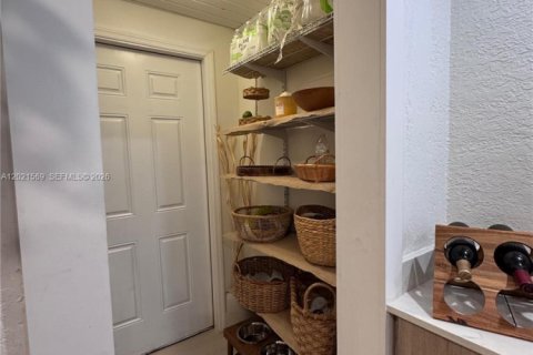 House in Hialeah, Florida 3 bedrooms, 130.99 sq.m. № 2086519 - photo 13
