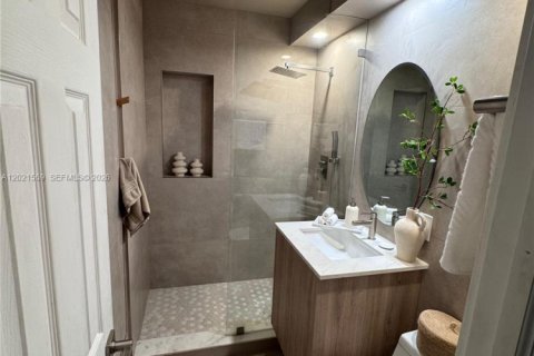House in Hialeah, Florida 3 bedrooms, 130.99 sq.m. № 2086519 - photo 11