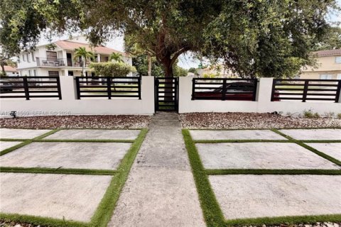House in Hialeah, Florida 3 bedrooms, 130.99 sq.m. № 2086519 - photo 22