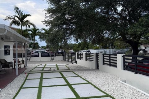 House in Hialeah, Florida 3 bedrooms, 130.99 sq.m. № 2086519 - photo 5