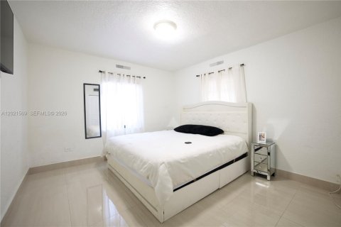 House in Hialeah, Florida 3 bedrooms, 130.99 sq.m. № 2086519 - photo 14