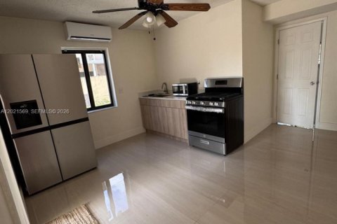 House in Hialeah, Florida 3 bedrooms, 130.99 sq.m. № 2086519 - photo 16