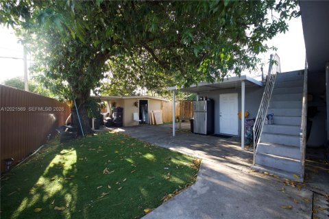House in Hialeah, Florida 3 bedrooms, 130.99 sq.m. № 2086519 - photo 15