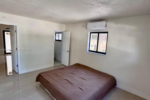 House in Hialeah, Florida 3 bedrooms, 130.99 sq.m. № 2086519 - photo 18