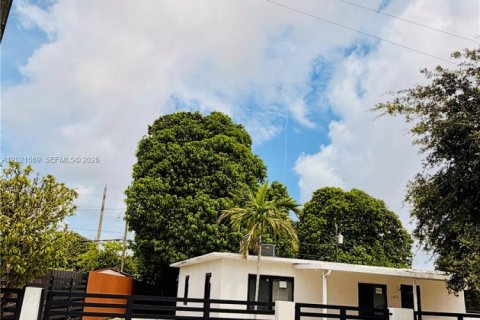 House in Hialeah, Florida 3 bedrooms, 130.99 sq.m. № 2086519 - photo 2