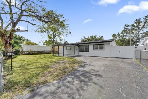 House in Hollywood, Florida 3 bedrooms № 2068912 - photo 2