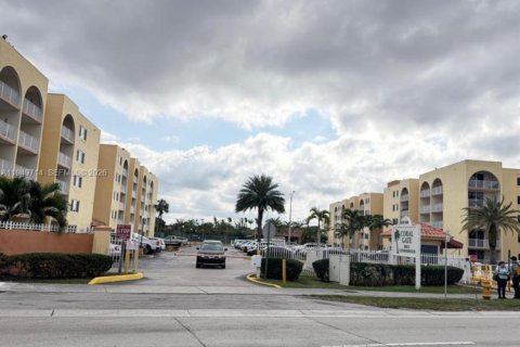 Appartement à louer à Hialeah, Floride: 2 chambres, 82.68 m2 № 2007292 - photo 4