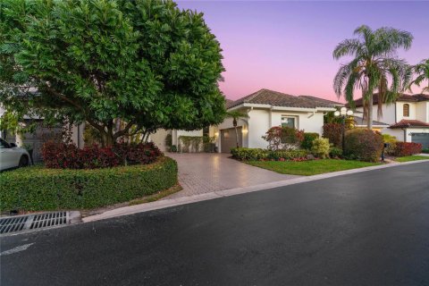 House in Boca Raton, Florida 4 bedrooms, 264.4 sq.m. № 2183480