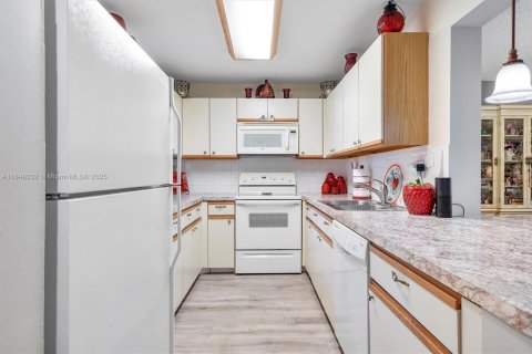 Купить кондоминиум в Холливуд, Флорида 1 спальня, 93м2, № 1848868 - фото 13