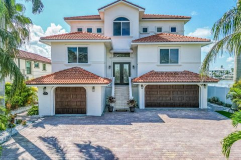 Casa en alquiler en Redington Beach, Florida, 5 dormitorios, 326.18 m2 № 1919222 - foto 1