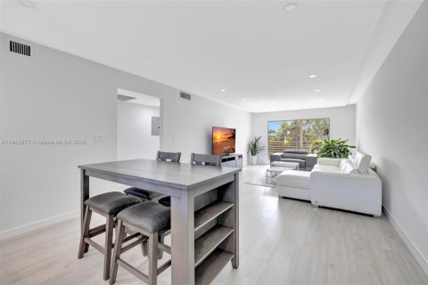 Condo in Coconut Creek, Florida, 2 bedrooms  № 1844026 - photo 6