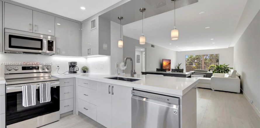Condo in Coconut Creek, Florida, 2 bedrooms № 1844026