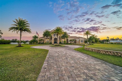 House in Sarasota, Florida 5 bedrooms, 589.93 sq.m. № 2123309