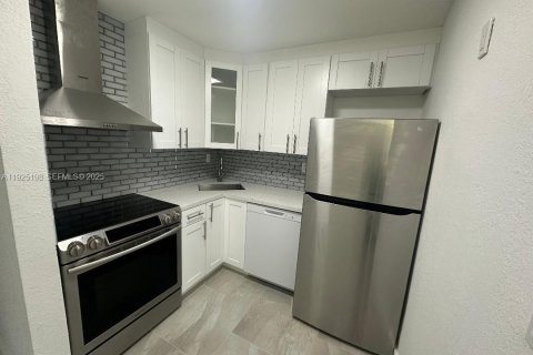 Apartamento en alquiler en Miami Beach, Florida, 3 dormitorios № 1984219 - foto 3