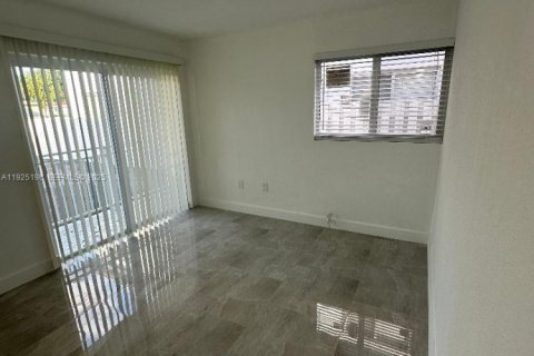Apartamento en alquiler en Miami Beach, Florida, 3 dormitorios № 1984219 - foto 2