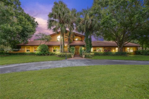 House in Okeechobee, Florida 5 bedrooms, 381.55 sq.m. № 1861259 - photo 2