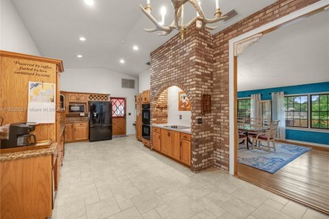 House in Okeechobee, Florida 5 bedrooms, 381.55 sq.m. № 1861259 - photo 6