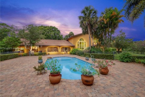 House in Okeechobee, Florida 5 bedrooms, 381.55 sq.m. № 1861259 - photo 1