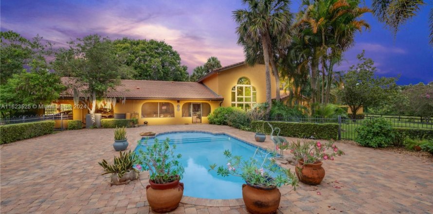 House in Okeechobee, Florida 5 bedrooms, 381.55 sq.m. № 1861259
