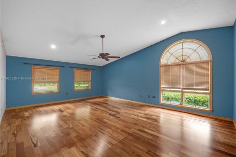 House in Okeechobee, Florida 5 bedrooms, 381.55 sq.m. № 1861259 - photo 9