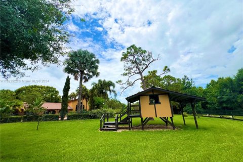House in Okeechobee, Florida 5 bedrooms, 381.55 sq.m. № 1861259 - photo 29