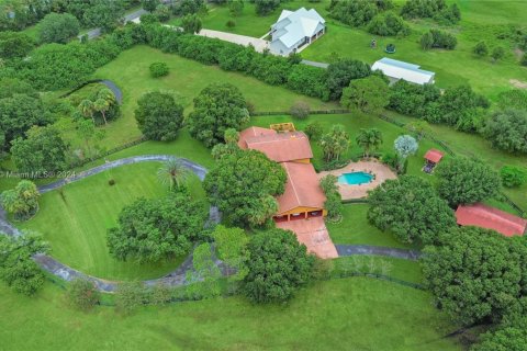 House in Okeechobee, Florida 5 bedrooms, 381.55 sq.m. № 1861259 - photo 3