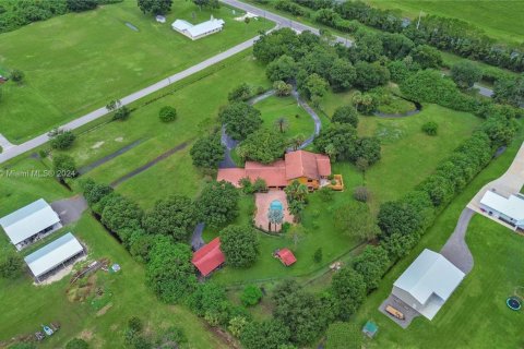 House in Okeechobee, Florida 5 bedrooms, 381.55 sq.m. № 1861259 - photo 25