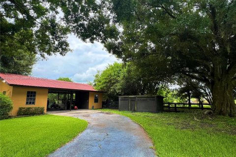House in Okeechobee, Florida 5 bedrooms, 381.55 sq.m. № 1861259 - photo 17