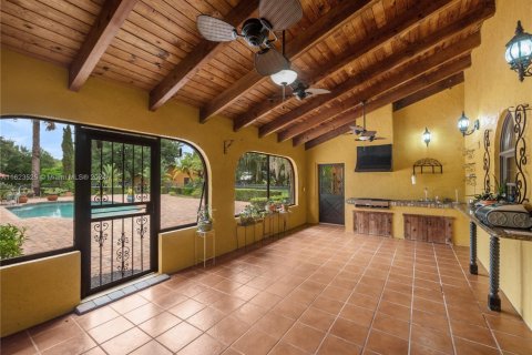 House in Okeechobee, Florida 5 bedrooms, 381.55 sq.m. № 1861259 - photo 12