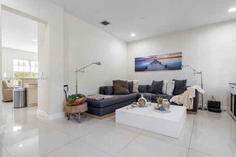 Adosado en venta en Pembroke Pines, Florida, 2 dormitorios, 144.93 m2 № 1979460 - foto 7