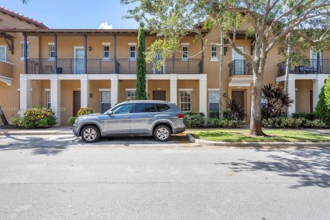 Adosado en venta en Pembroke Pines, Florida, 2 dormitorios, 144.93 m2 № 1979460 - foto 1