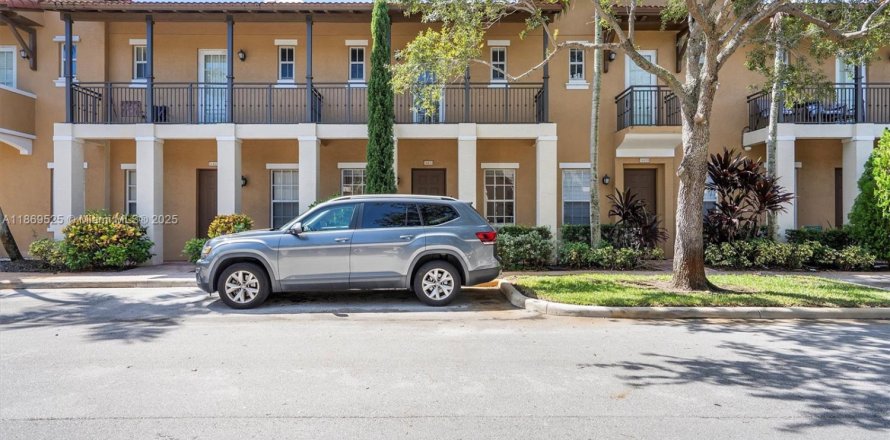 Adosado en Pembroke Pines, Florida 2 dormitorios, 144.93 m2 № 1979460