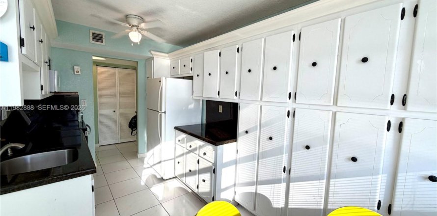 Condominio en Hallandale Beach, Florida, 2 dormitorios  № 2049320
