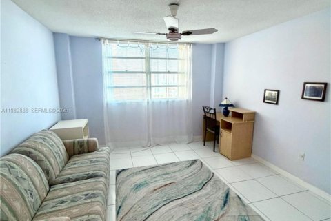 Condominio en venta en Hallandale Beach, Florida, 2 dormitorios, 126.35 m2 № 2049320 - foto 9