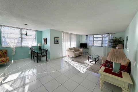 Condominio en venta en Hallandale Beach, Florida, 2 dormitorios, 126.35 m2 № 2049320 - foto 3