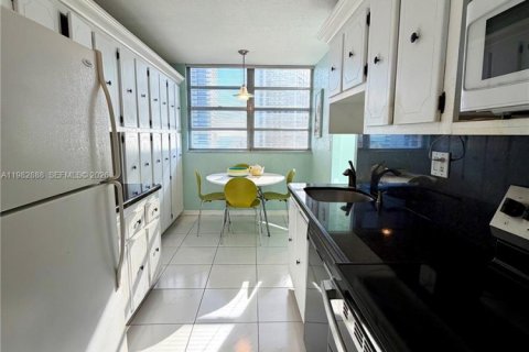 Condominio en venta en Hallandale Beach, Florida, 2 dormitorios, 126.35 m2 № 2049320 - foto 2