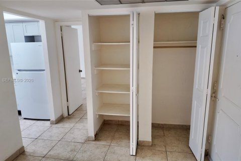 Copropriété à louer à Sunny Isles Beach, Floride: 2 chambres, 82.87 m2 № 2361832 - photo 18
