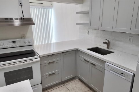 Copropriété à louer à Sunny Isles Beach, Floride: 2 chambres, 82.87 m2 № 2361832 - photo 2
