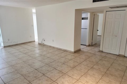 Copropriété à louer à Sunny Isles Beach, Floride: 2 chambres, 82.87 m2 № 2361832 - photo 17