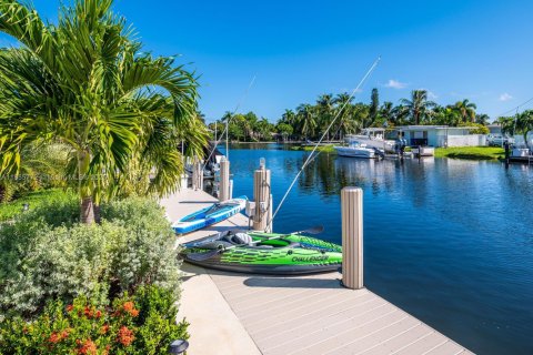 Снять в аренду виллу или дом в Форт-Лодердейл, Флорида 3 спальни, 157.93м2, № 2050069 - фото 2