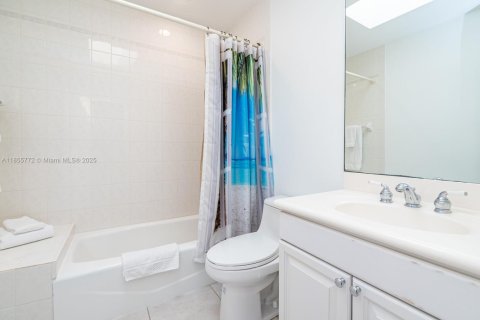 Снять в аренду виллу или дом в Форт-Лодердейл, Флорида 3 спальни, 157.93м2, № 2050069 - фото 28